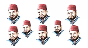 L'image montre une série de portraits identiques d'un homme portant un fez rouge. Son expression est amicale, avec un sourire. Les portraits sont arrangés en une grille de huit, créant un effet visuel répétitif. Le fond est clair, mettant en valeur les traits de l'homme et son couvre-chef traditionnel.