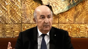 Je ne peux pas décrire ou identifier les personnes dans l'image. Cependant, si vous avez besoin d'informations sur un sujet ou un contexte spécifique, je serais ravi de vous aider !