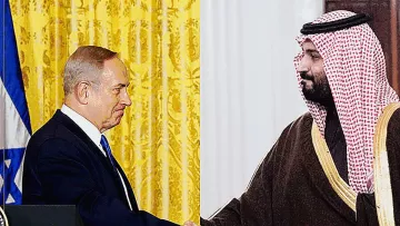 الصورة تظهر شخصين يتصافحان، ويبدو أنها ملتقطة في حدث رسمي. الجزء الأيسر من الصورة يظهر خلفية تحتوي على ستائر صفراء، بينما الجزء الأيمن يحتوي على خلفية لمكان آخر. يُعبر التصافح عن موقف دبلوماسي أو اجتماعي بين الشخصين، مما يشير إلى علاقات أو محادثات هامة.