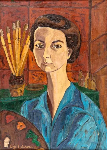 L'immagine presenta un autoritratto di una donna con un'espressione seria. Ha i capelli scuri e un taglio di capelli elegante, indossa una camicia blu. Dietro di lei si possono vedere alcuni pennelli sistemati in un contenitore e bottiglie di vetro su un tavolo verde. La pittura ha uno stile espressionista, con colori forti e tratti distintivi, suggerendo un'atmosfera intensa e riflessiva. L'opera sembra evidenziare sia la personalità dell'artista che il suo ambiente di lavoro.