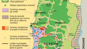 L'image représente une carte géographique de la Palestine et d'Israël. On y trouve les territoires autonomes palestiniens, notamment les zones A et B, ainsi que les villages palestiniens annexés. La carte indique également les colonies israéliennes, les villes principales comme Jérusalem, Ramallah, et Bethléem, ainsi que d'autres localités importantes. Les frontières de la ligne verte, établie en 1967, sont également marquées, délimitant les territoires contrôlés par Israël et ceux de l'Autorité palestinienne. Les couleurs et les symboles sont utilisés pour représenter différentes zones et projets liés à ces régions.