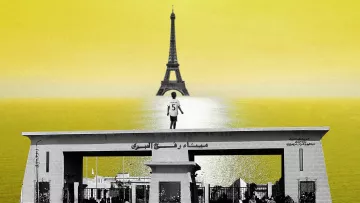 L'immagine presenta un paesaggio surreale con un grande sfondo giallo. In primo piano, si può vedere una struttura architettonica che sembra essere un ingresso, con del testo arabo. Sopra di essa, un uomo in maglia bianca con il numero 75 è in piedi, rivolto verso il mare. In lontananza, si staglia la Torre Eiffel, parzialmente immersa nell'acqua, creando un effetto visivo suggestivo e onirico. L'immagine gioca con elementi architettonici e paesaggistici, generando un contrasto affascinante tra cultura e simboli iconici.