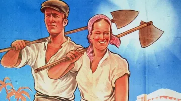 La imagen muestra a una pareja de trabajadores agrícolas sonrientes, de pie en un paisaje soleado. El hombre lleva una gorra y sostiene una azada, mientras que la mujer, con un pañuelo en la cabeza, también sostiene una herramienta similar. Ambas figuras parecen estar en un campo, rodeados de altos cultivos o cosechas, y en el fondo se pueden ver edificaciones y camellos. La escena transmite un sentido de esfuerzo y alegría, probablemente representando el trabajo en el campo y la vida rural.