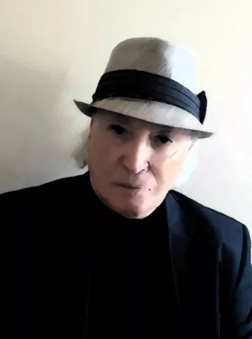L'image montre un homme portant un chapeau gris avec un ruban noir. Il a l'air sérieux et regarde directement l'objectif. Son expression est neutre, et il porte un vêtement noir. L'arrière-plan est clair et peu détaillé, ce qui met l'accent sur son visage et sa tenue. Le style de l'image donne une impression artistique, avec un effet de peinture ou de dessin.