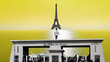 L'image présente un paysage surréaliste avec une silhouette centrale d'un individu se tenant sur un quai ou une plateforme décorée. En arrière-plan, on distingue la célèbre Tour Eiffel, qui semble flotter au-dessus d'une étendue d'eau, le tout sur un fond jaune éclatant. La composition crée un contraste entre les éléments architecturaux et le ciel, évoquant une atmosphère de rêve ou d'imaginaire. Les détails spécifiques autour de la silhouette ajoutent à la profondeur de l'image, tout en attirant l'attention sur le personnage au premier plan.
