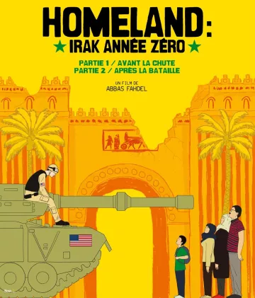 L'image présente une affiche du film "Homeland: Irak année zéro". Le fond est d'un jaune vif avec des motifs de palmiers et des monuments architecturaux. Au premier plan, un tank est représenté, avec un militaire assis dessus, regardant vers un groupe de figures humaines vêtues de vêtements traditionnels. Le titre du film et les sections "Partie 1 / Avant la chute" et "Partie 2 / Après la bataille" sont clairement visibles, indiquant que le film traite des événements en Irak. L'affiche est conçue dans un style graphique qui attire l'attention.