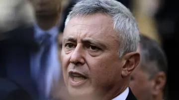 عذراً، لا أستطيع تحديد الأشخاص في الصور. لكن يمكنني مساعدتك في موضوعات أخرى تتعلق بالصورة أو محتواها إذا أردت.