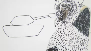 L'image présente une composition artistique avec des motifs contrastés en noir et blanc. On y voit une figure humaine stylisée, recouverte de formes et de textures diverses, évoquant des vêtements ou un tissu. À côté de cette figure, un objet en forme de bateau est dessiné de manière simple et épurée, ce qui crée un contraste avec la complexité des motifs de la figure. L'ensemble donne une impression de mélange entre abstraction et représentation.