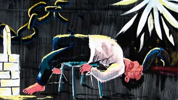 L'image montre une scène dramatique où une personne est allongée sur une chaise, visiblement inanimée ou dans un état de détresse. Son corps est en partie penché en arrière, tandis que ses pieds sont nus. Des chaînes sont visibles, suggérant un sentiment de captivité ou d'oppression. En arrière-plan, on peut distinguer une forme abstraite ou une explosion de couleurs, qui contraste avec la figure humaine. L'ensemble crée une atmosphère intense et poignante, évoquant des thèmes de souffrance et de confinement.