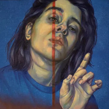 Portrait d'une personne avec un air pensif, moitié visage, fond bleu, donnant un geste de doigt.