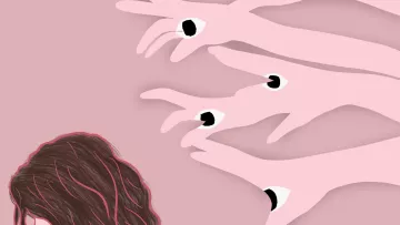 La imagen muestra a una persona con el cabello largo y castaño, de perfil y con la cabeza agachada, como si estuviera pensativa o triste. Al fondo, hay varias manos estilizadas en tonos rosados que parecen extenderse hacia ella. En cada mano hay un ojo, lo que sugiere una sensación de vigilancia o presión. El fondo es de un color rosa suave, lo que crea un contraste con la figura de la persona. La escena transmite una sensación de incomodidad o inquietud, posiblemente sobre la sensación de ser observado o juzgado.