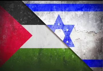 L'image montre deux drapeaux superposés de manière à ce qu'ils se rencontrent en diagonale. À gauche, le drapeau palestinien, aux couleurs rouge, noir, vert et blanc, et à droite, le drapeau israélien, avec ses couleurs bleu et blanc, comportant une étoile de David. Le fond des drapeaux présente une texture rugueuse, évoquant une ambiance de conflit ou de tension.