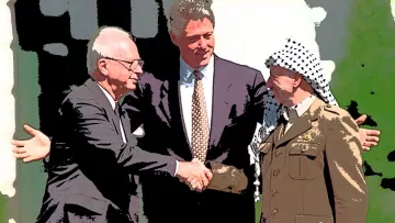 الصورة تُظهر ثلاثة رجال في لحظة تاريخية، حيث يقوم أحدهم بمصافحة الآخر. يبدو أنهم يتبادلون التحيات في مناسبة رسمية، مع وجود علم أو خلفية خضراء تحيط بهم. تعكس الصورة روح التعاون والاتفاق.