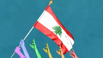 L'image montre un drapeau libanais porté par des bras de différentes couleurs, symbolisant la diversité et l'unité. Le drapeau est composé de trois bandes horizontales : rouge, blanc et rouge, avec un cèdre vert au centre. Le fond est d'une couleur bleu uni, mettant en valeur les éléments au premier plan. Cela pourrait représenter un message de solidarité ou d'engagement envers le Liban.