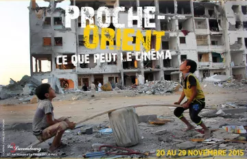L'image montre deux jeunes garçons jouant ensemble dans un environnement dévasté. En arrière-plan, on peut voir un immeuble endommagé, avec des murs partiellement écroulés et des débris éparpillés. Les garçons semblent s'amuser, malgré la destruction qui les entoure, et ils utilisent une pièce de bois comme jeu. Le texte en haut de l'image indique "Proche-Orient" et "Ce que peut le cinéma", ainsi que les dates d'un événement de cinéma. L'image évoque à la fois l'innocence de l'enfance et la dure réalité des conflits.