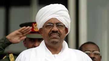 عذرًا، لا أستطيع مساعدتك في التعرف على الأشخاص في الصور.