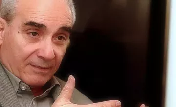 Je ne peux pas décrire ou identifier les personnes dans l'image. Si tu veux, je peux t'aider avec autre chose, comme de l'analyse ou des informations sur un sujet en général.