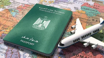 L'image montre un passeport égyptien, de couleur verte, posé sur une carte du monde. À côté du passeport, il y a un petit modèle d'avion, symbolisant le voyage et l'exploration. La carte en arrière-plan présente divers pays et continents, suggérant des destinations possibles. L'ensemble évoque le thème du voyage international et de la découverte.