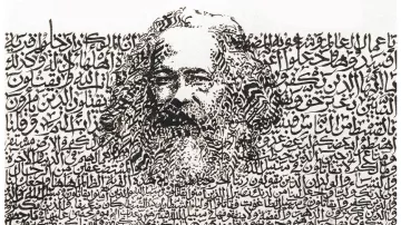 الصورة تحتوي على رسم لوجه شخصية معروفة، حيث يتم تشكيل الوجه باستخدام نصوص مكتوبة باللغة العربية. النصوص تبدو وكأنها أجزاء من اقتباسات أو أفكار. أسلوب التصميم يضيف بعدًا فنيًا، حيث يجمع بين الكتابة والرسم بطريقة متداخلة. هذه التقنية تعكس عمق المعاني والأفكار المرتبطة بالشخصية الممثلة.