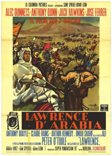 L'image représente une affiche de film pour "Lawrence d'Arabie". Elle montre des éléments évocateurs du désert, avec des cavaliers à dos de chameau en mouvement. Au premier plan, une figure centrale, probablement le personnage principal, porte des vêtements traditionnels arabes et semble inspirée par la bataille ou l'aventure. Le titre du film est écrit en lettres stylisées, et l'affiche mentionne plusieurs acteurs célèbres ainsi que des récompenses reçues par le film. Les couleurs sont vives et capturent l'intensité de l'histoire.
