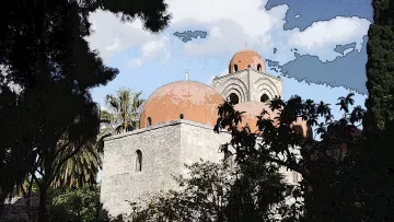 L'image montre un bâtiment architectural avec des dômes de couleur terre cuite. L'édifice est principalement en pierre grise et est entouré de verdure, avec des palmiers et d'autres plantes. Le ciel est clair avec quelques nuages, ce qui donne une atmosphère paisible et ensoleillée. Les contours des éléments sont accentués, donnant un aspect presque stylisé à l'ensemble de la scène.