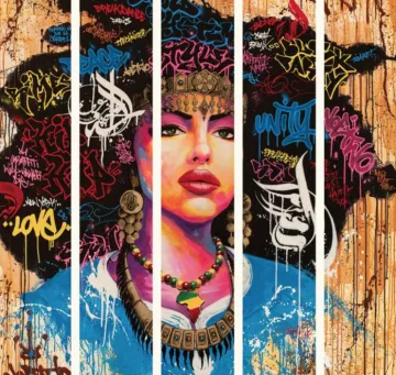 L'image représente une œuvre artistique vibrante et colorée. On y voit le visage d'une femme avec de grands cheveux afro, entourés de motifs et de graffitis multicolores. Son expression est forte et captivante, avec des éléments culturels visibles dans son look, comme des bijoux et une tenue traditionnelle. Les graffitis ajoutent une dimension urbaine à l'ensemble, mélangeant des styles et des couleurs qui attirent l'œil. L'œuvre semble évoquer des thèmes de diversité et de culture.