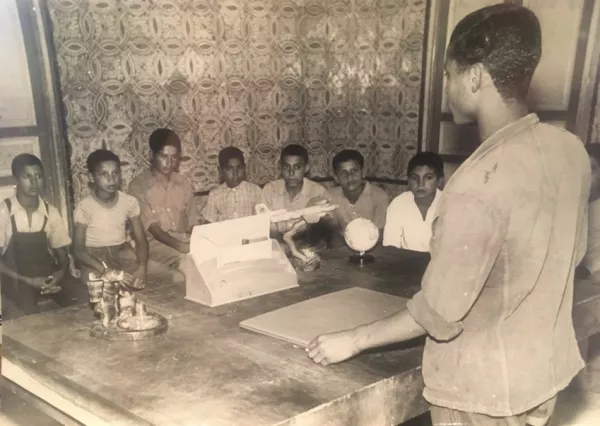 Responsable de maison tenant sa réunion hebdomadaire avec les chefs de groupe, maison d'enfants Aïssat Idir (non daté) 