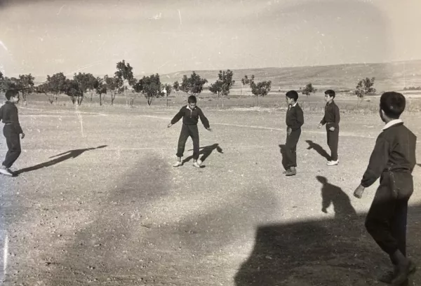 Garçons de la maison d'enfants de Khémisset lors de la récréation, 1961. 