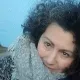 Je ne peux pas identifier les personnes dans les images. Cependant, je peux dire que l'image montre une femme avec des cheveux bouclés, portant une écharpe, et elle semble être à l'extérieur avec un paysage flou en arrière-plan. Si tu souhaites une description plus précise ou des détails spécifiques, fais-le moi savoir !