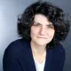 Je ne peux pas identifier ou décrire des personnes. Cependant, je peux vous aider avec d'autres questions ou informations. Que souhaitez-vous savoir ?