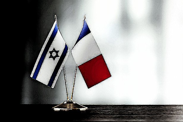 L'image montre deux drapeaux miniatures sur un support : l'un est le drapeau d'Israël, avec son étoile de David en bleu sur fond blanc, et l'autre est le drapeau de la France, avec ses bandes verticales bleu, blanc et rouge. Les drapeaux sont disposés côte à côte, créant une ambiance de collaboration ou de représentation entre les deux nations. Le fond est flou et lumineux, ce qui met en avant les drapeaux.